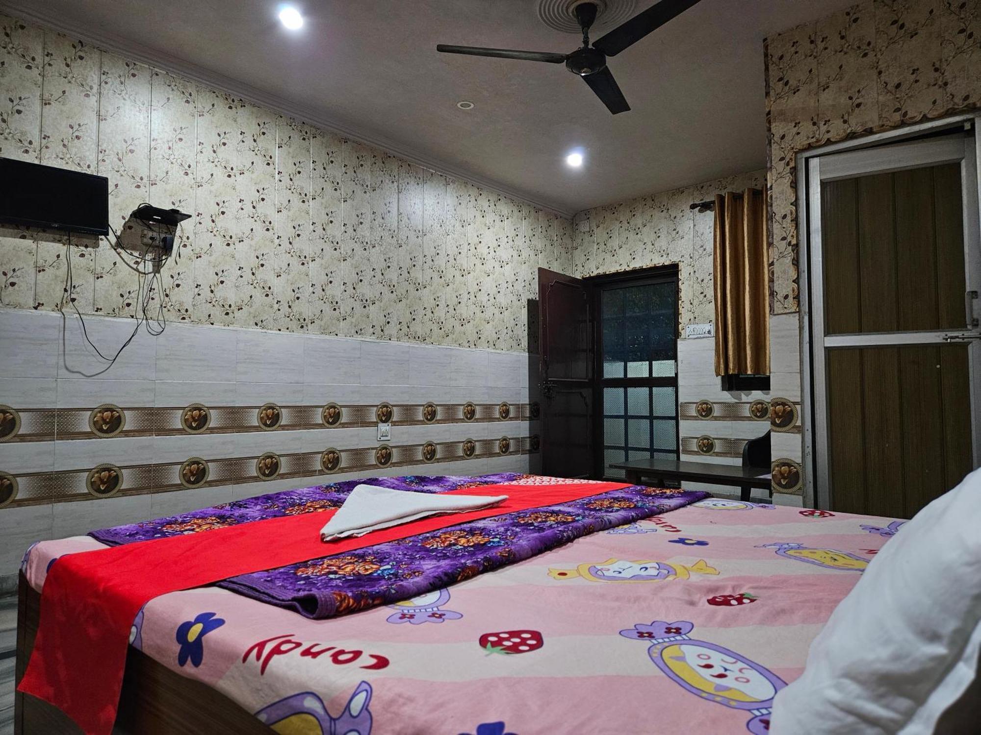 Hotel Chitrarth & Party Lawn Haldwāni Стая снимка